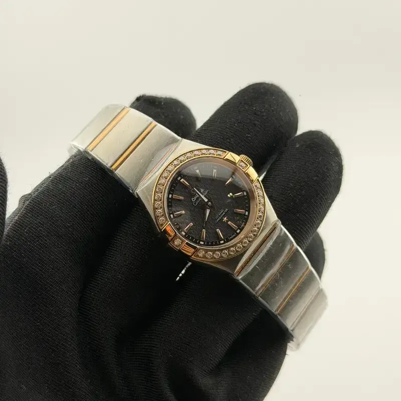 ساعت امگا مدل کانسلیشن رزگلد استیل صفحه مشکی دور نگین  زنانه